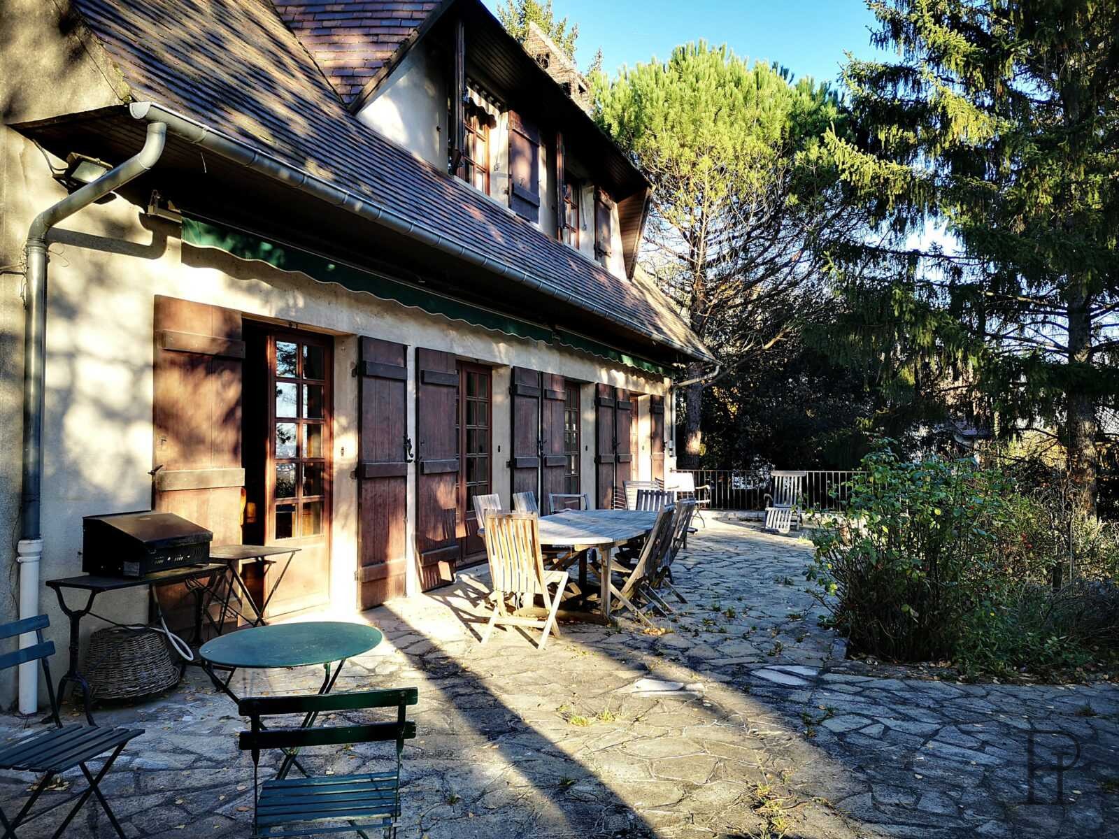 MAISON BOURGEOISE DANS UN ECRIN DE VERDURE - PHL TRANSACTIONS - IMMOBILIER - VENTE DE BIEN - ACHATS - BIEN A VENDRE - https://www.phltransactions.com